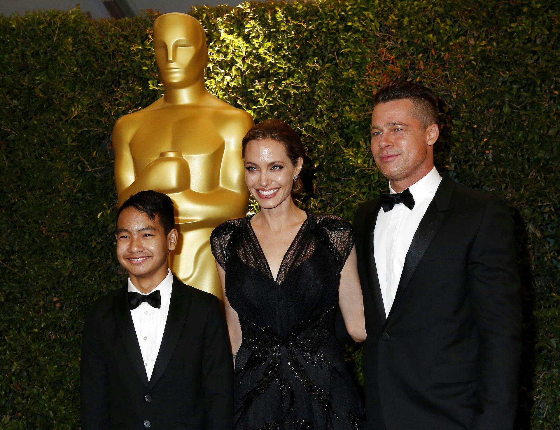 Arkivfoto fra 2013 af Angelina Jolie og Brad Pitt med sønnen Maddox.
