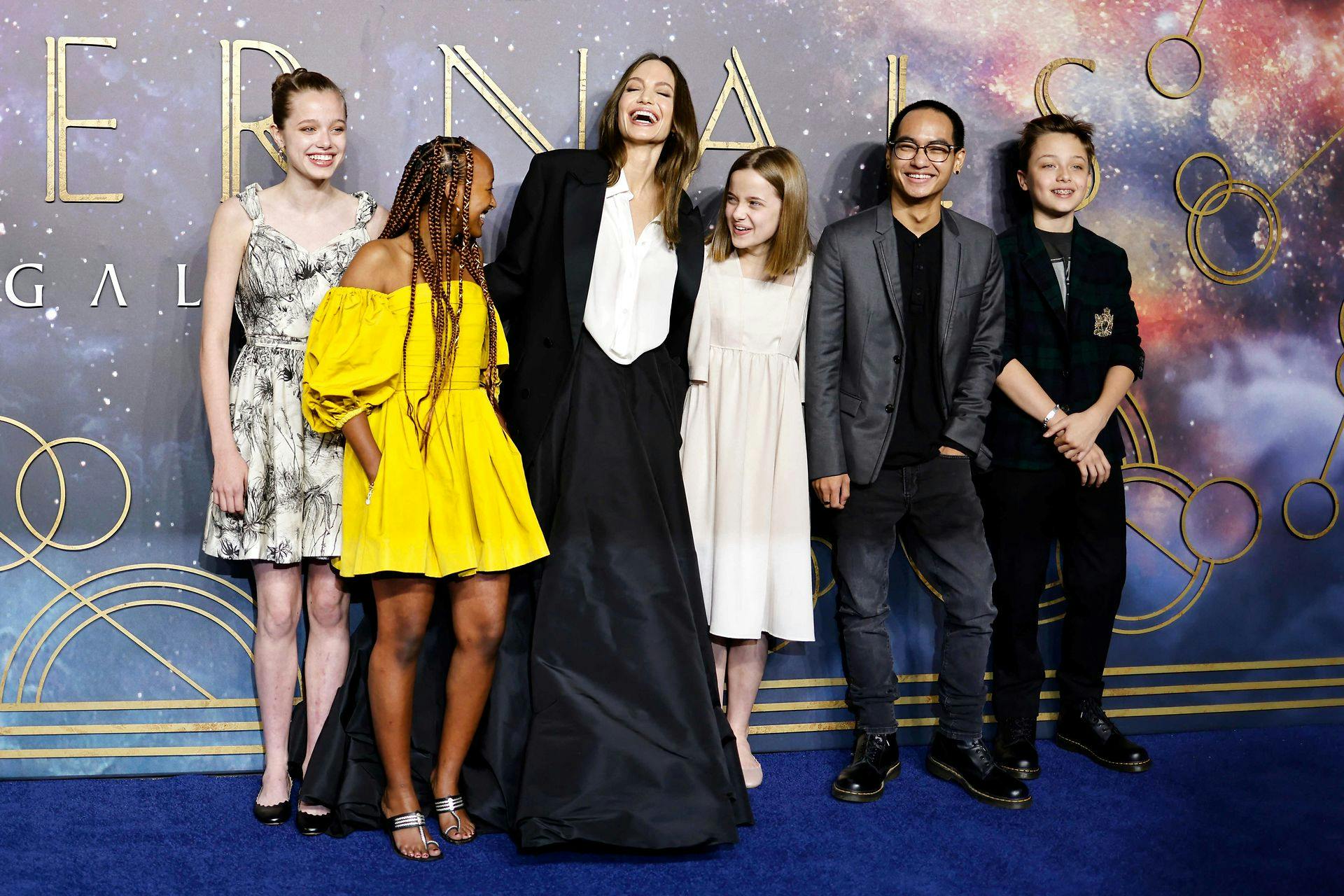 Angelina Jolie med fem af sine i alt seks børn.