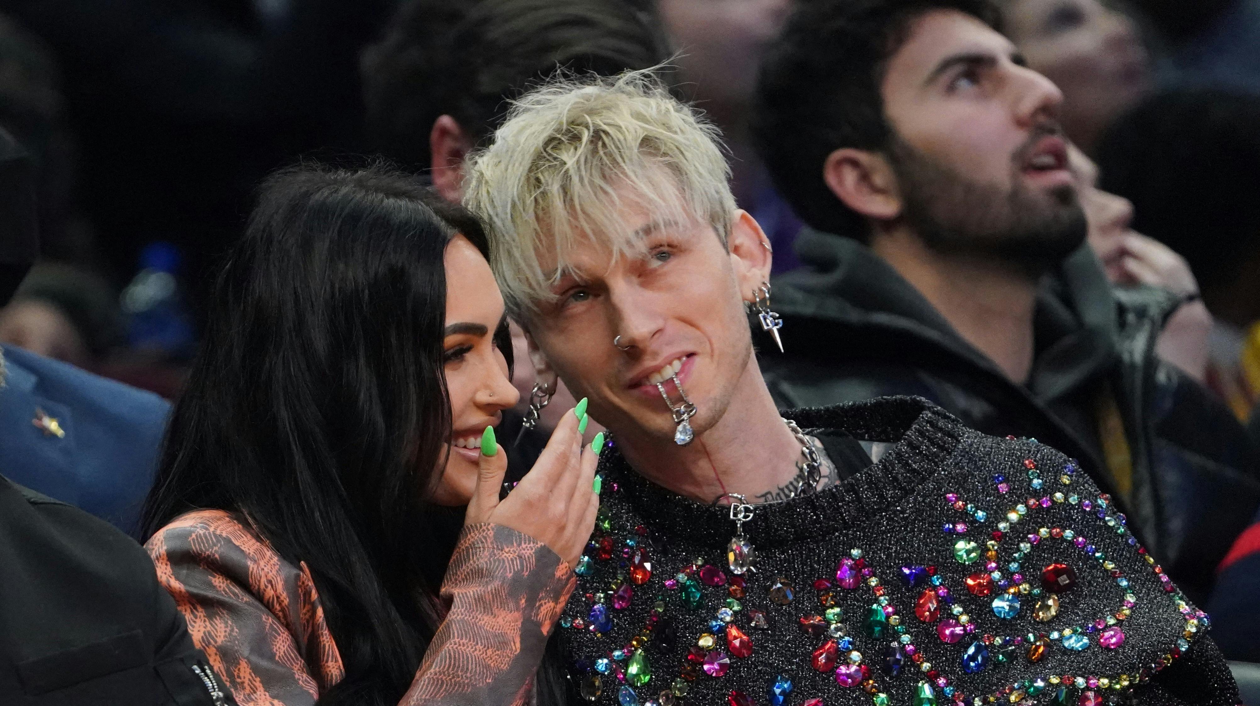 Machine Gun Kelly (th.) og Megan Fox.