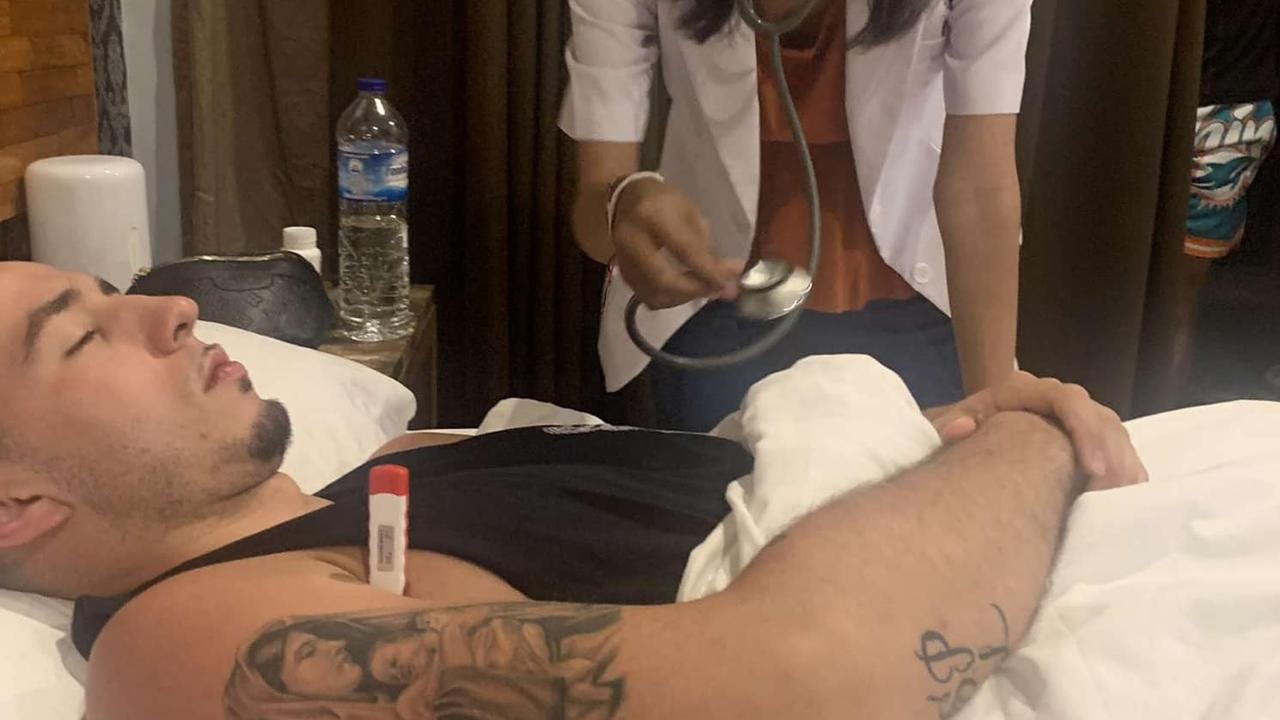 Så endte han der... Moralen må være, at man ikke skal sluge vand fra poolen på Bali. Heller ikke for at få et "sjovt" billede