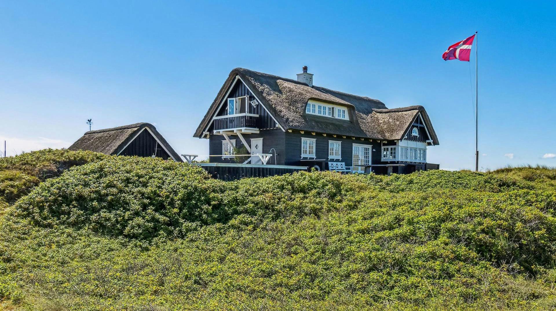 BUM! Jyllands dyreste sommerhus er 155kvadratmeter stort, og ligger helt ud til havet. Skal du have fingre i det, skal der 25 millioner kroner op af lommen.&nbsp;