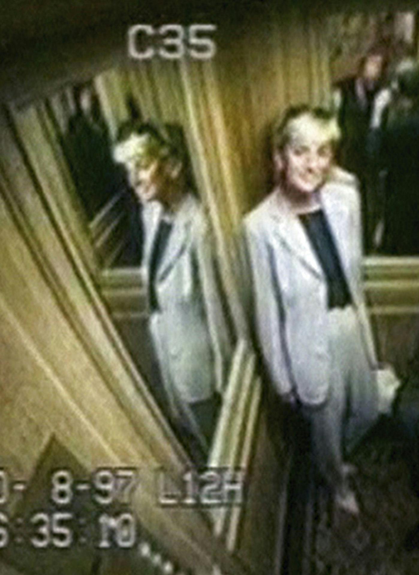 Diana på overvågningskameraet i elevator kort før den fatale bilulykke.