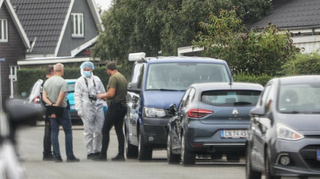 Politiet er massivt til stede på en adresse i Odense ifølge Presse-fotos.dk. 