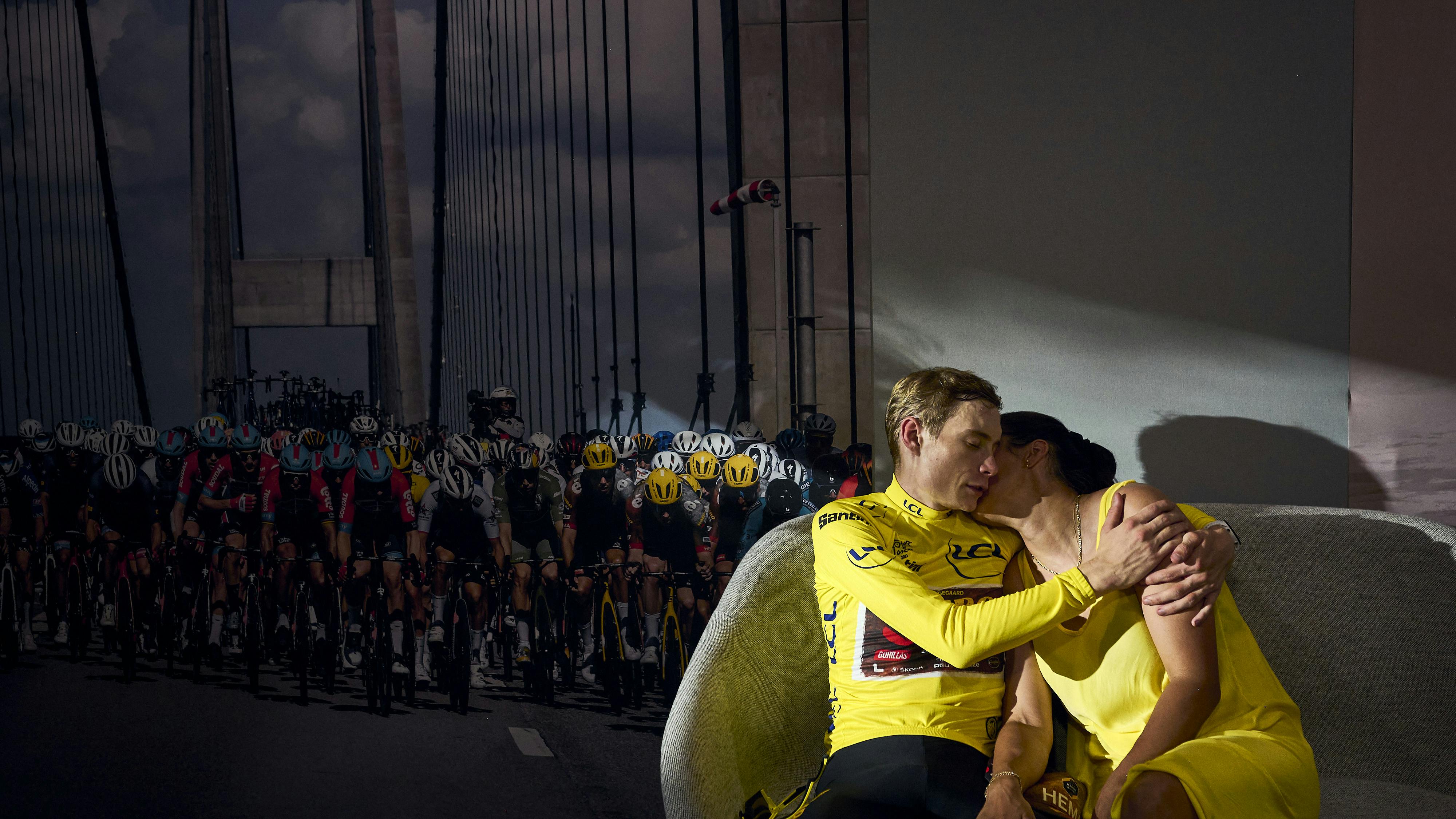 Den hollandske fotograf Bram Berkien var manden, der fangede det rørende øjeblik mellem Jonas Vingegaard og hans kæreste Trine Marie Hansen, lige efter Vingegaard havde sikret sig den samlede sejr i Tour de France. nbsp;