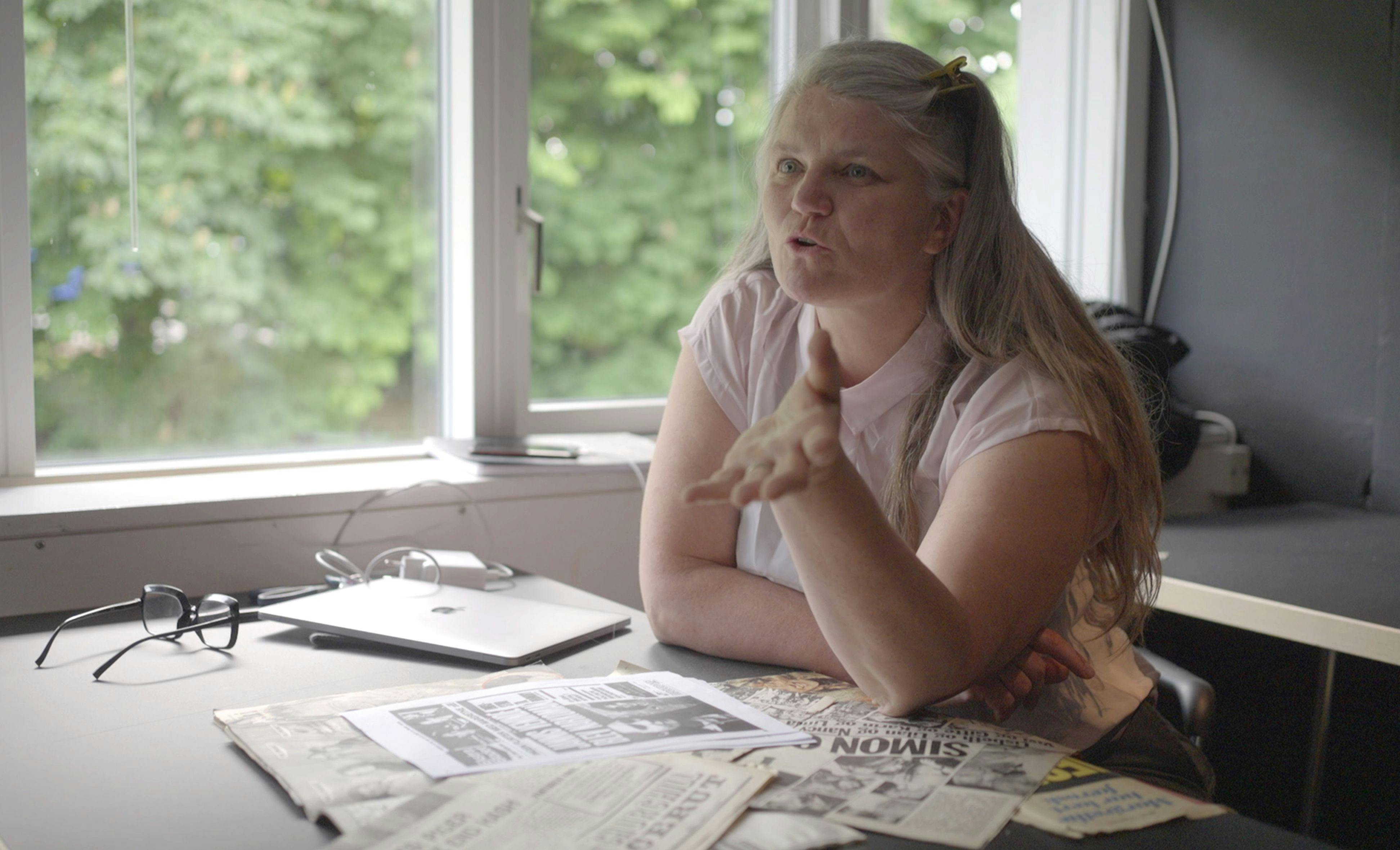 &nbsp;

Anika graver ned i gamle artikler om Simon Spies. Hun er søster til Heidi, der var en del af Spies slæng af purunge piger.&nbsp;
