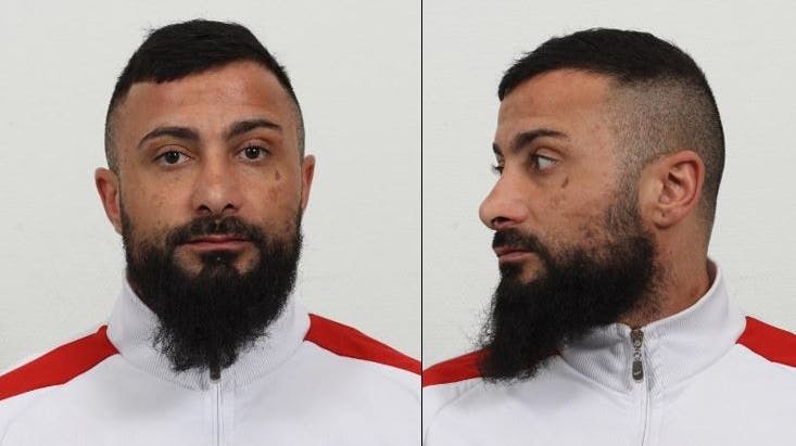 34-årige Sahin Celal Gülfirat er efterlyst efter at have medvirket i et knivstikkeri.