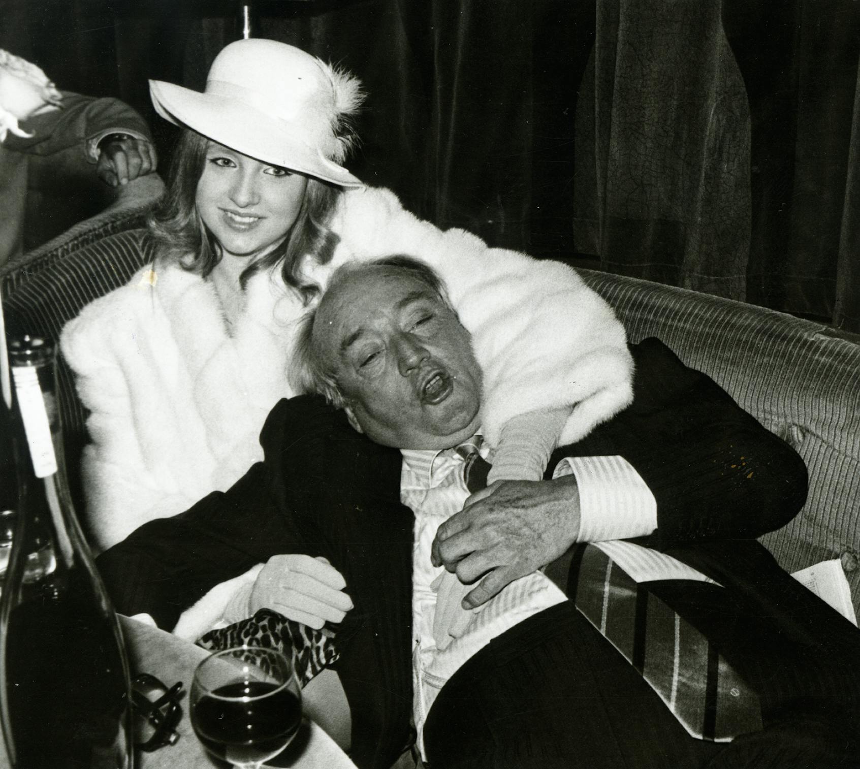 Simon Spies fejrer polterabend 1983, før han gifter sig med Janni Brodersen - siden Spies - der var 21 år dengang.&nbsp;
