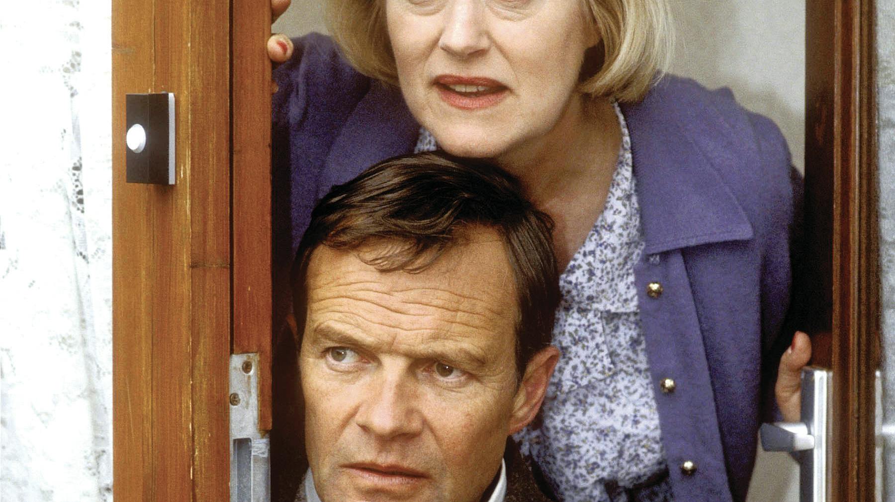 Josephine Tewson som Elizabeth og David Griffin som Emmet i den engelske komedieserie "Fint skal det være" – originaltitel "Keeping Up Appearances".