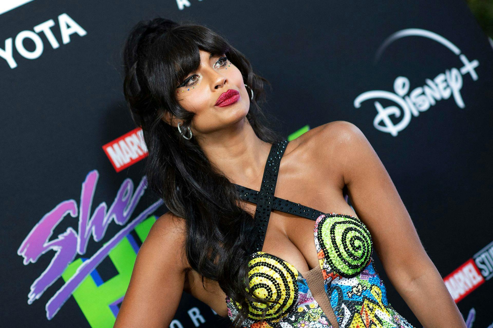Den britiske skuespiller Jameela Jamil kom slemt til skade under indspilningerne til Disney-serien "She-Hulk: Attorney at Law".
