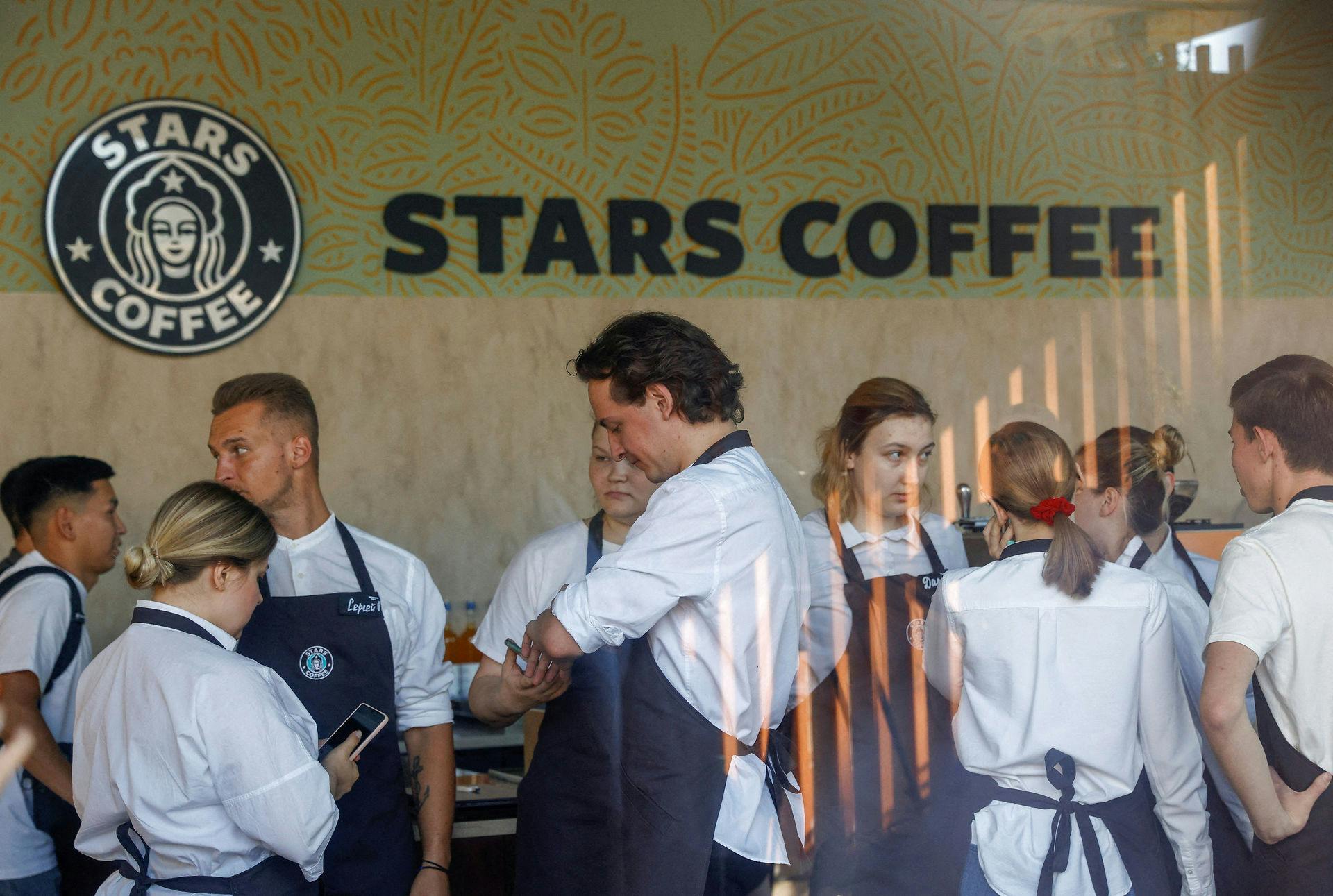 Personalet gør klar til at åbne Stars Coffee.
