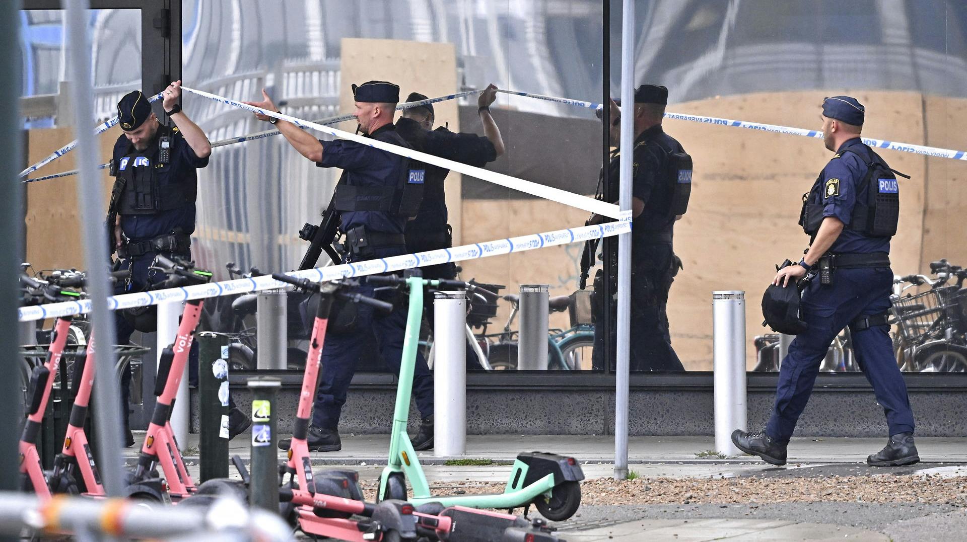 - Den skudte er en 31-årig mand med tilknytning til en kriminel motorcykelbande, hvor han ifølge Expressens oplysninger har en ledende stilling, skriver Expressen.