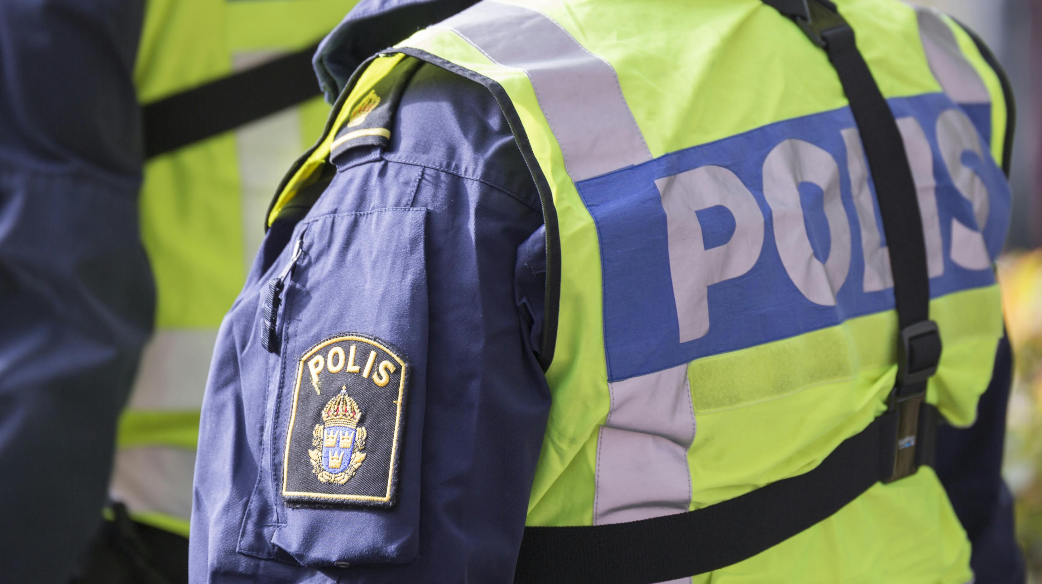 Svensk politi er rykket talstærkt ud til et shoppingcenter i Malmø.&nbsp;