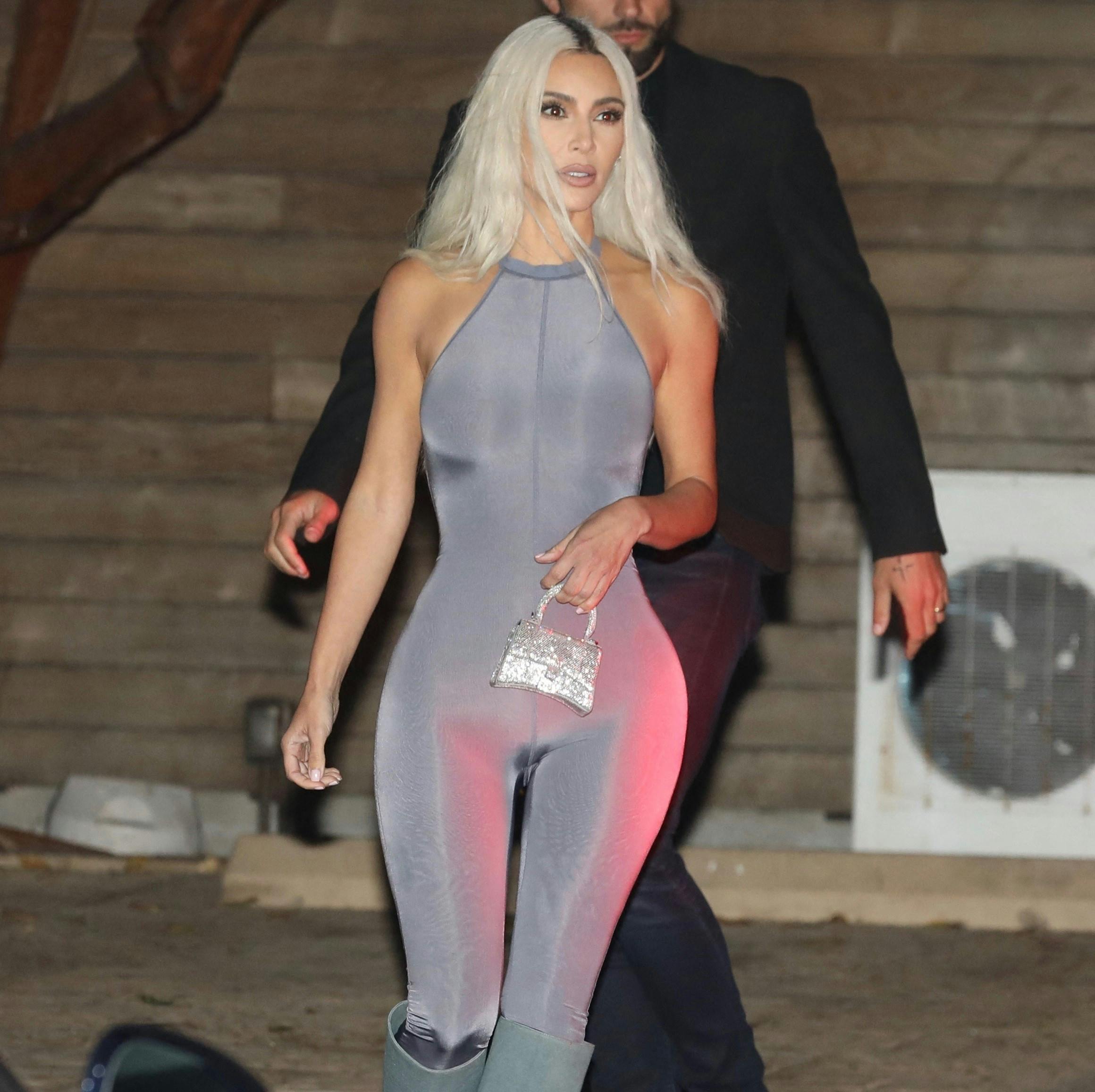 Kim Kardashian spottet iført gråt catsuit og lange støvler på vej til fødselsdag.