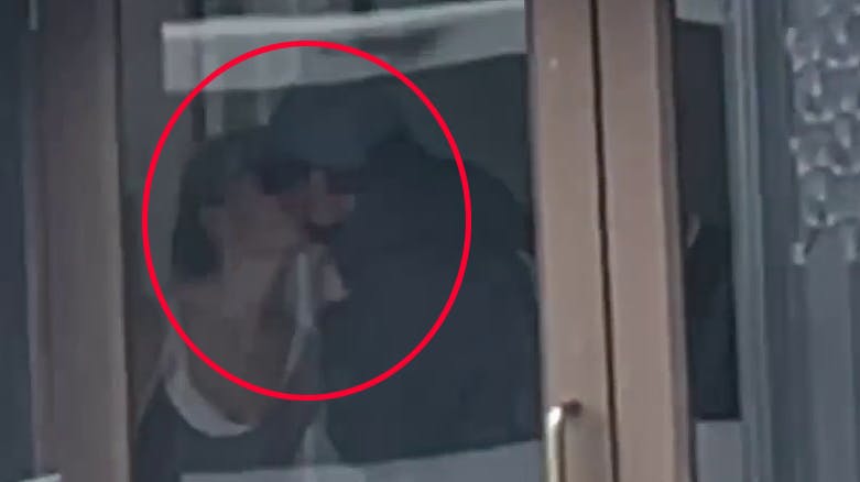 Parret sniger sig til et kys efter at have været en tur i træningscenteret. nbsp;
