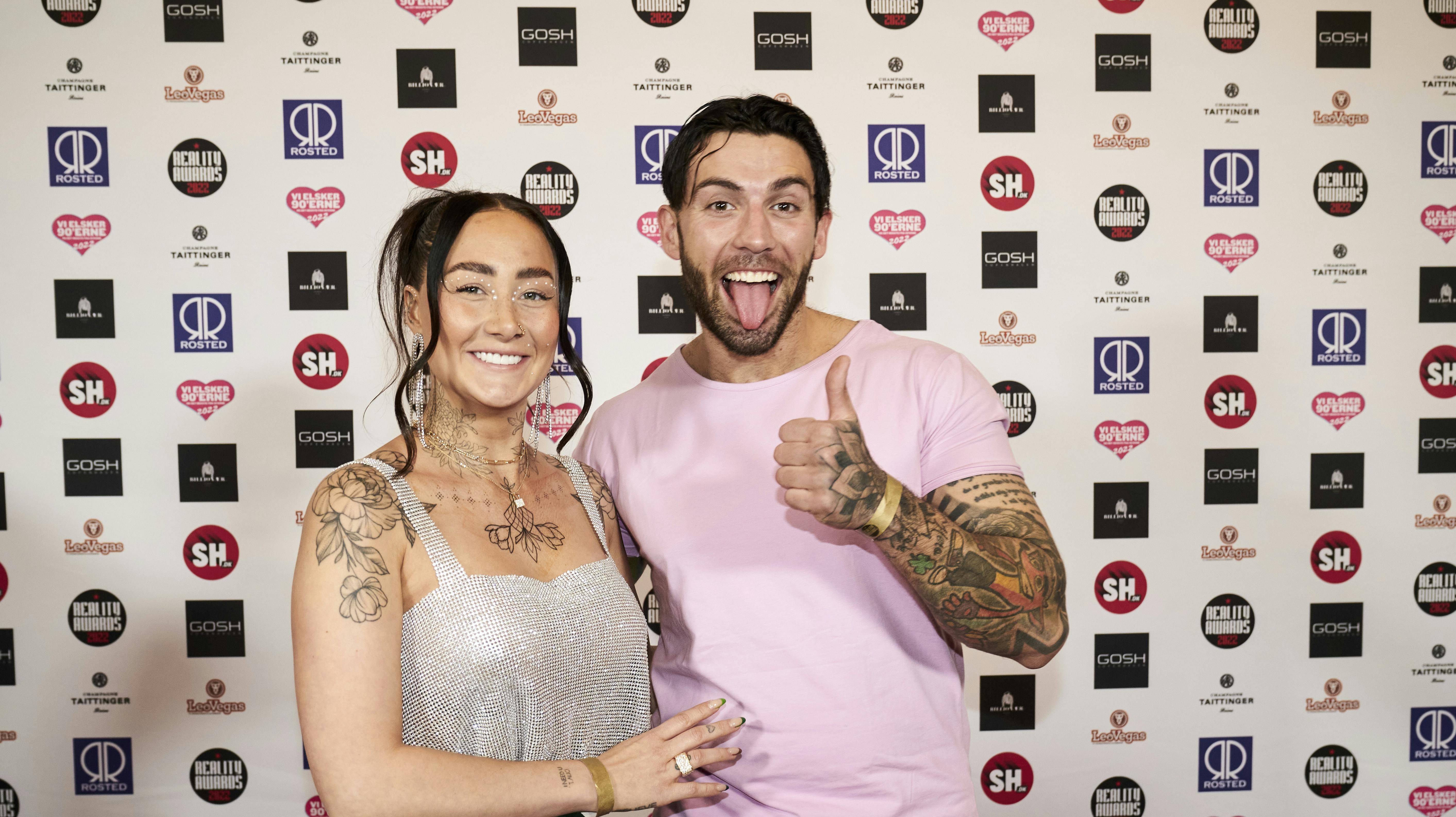 Der er masser af grund til at give "tommel op". Sarah Tiedt og Türker skal nemlig være forældre.