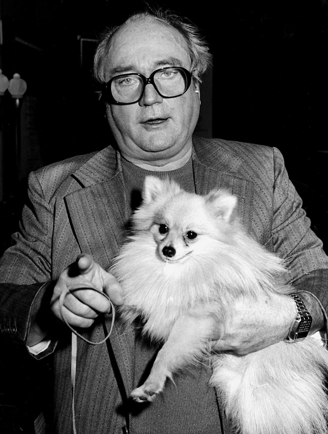 Simon Spies med sin hund Achibald.