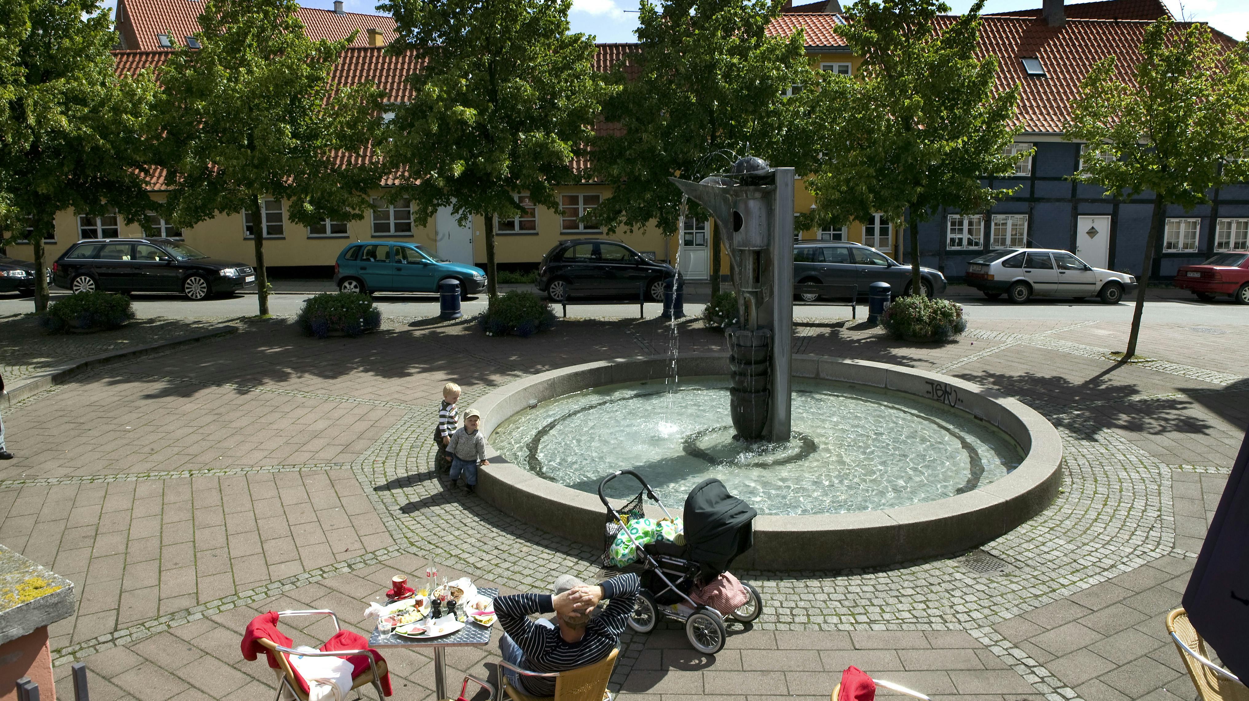 Simon Spies Plads i midten af Helsingør. Springvandet, der står centralt på pladsen, er skænket af rejsekongens egen fond i starten af 90'erne.  