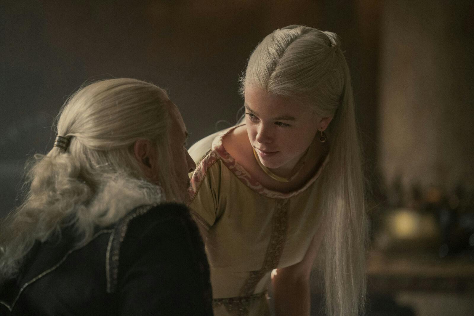 Skuespilleren Milly Alcock spiller rollen som en ung prinsesse Rhaenyra Targaryen i "House of the Dragon".