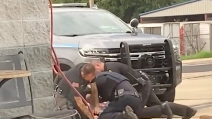 En video af 27-årig mand, der bliver tæsket under en anholdelse, har ført til suspenderingen af tre betjente.