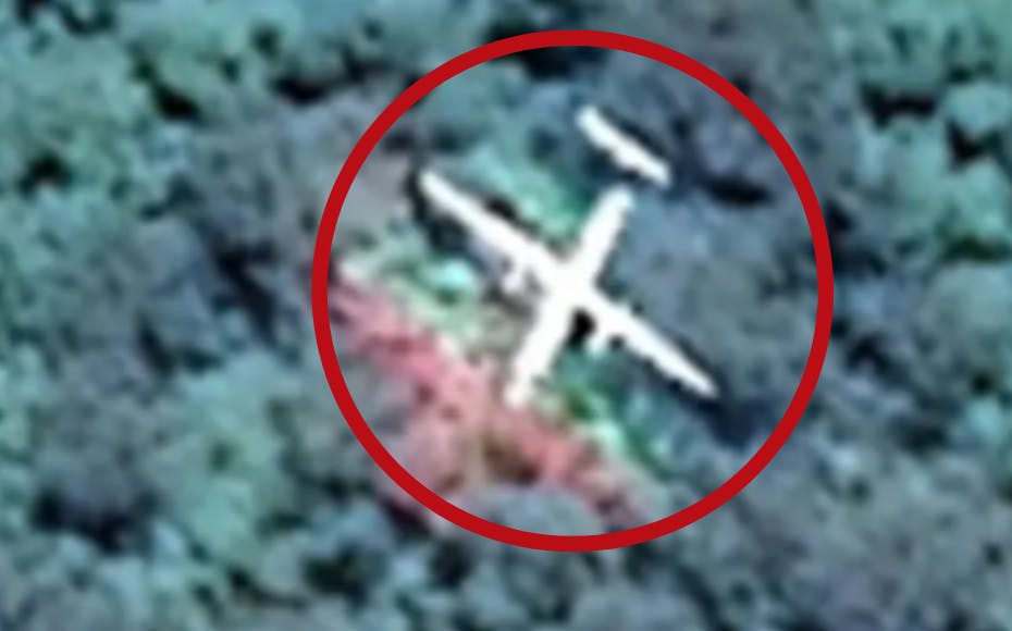 Nogle mener, at flyet måske bare flyver lavt - og altså ikke er styrtet til jorden. 