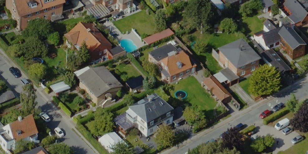 Det er i dette skønne villakvarter i Brønshøj, at bagedystdommeren Markus Grigo snart flytter ind i den nye bolig, som han har købt sammen med kæresten Susanne Christoffersen.