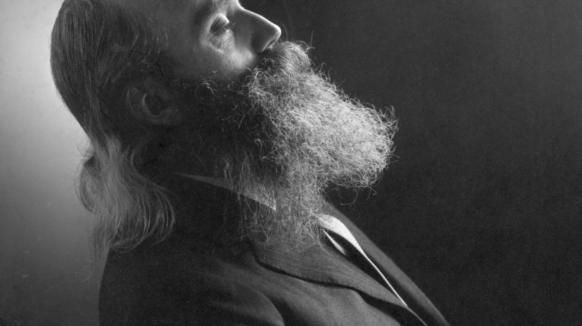 Sådan ville han gerne ses som den stenrige og succesrige "Formand Simon Spies." I dag er glorien totalt pillet af manden, der gjorde rejser til en folkefest.