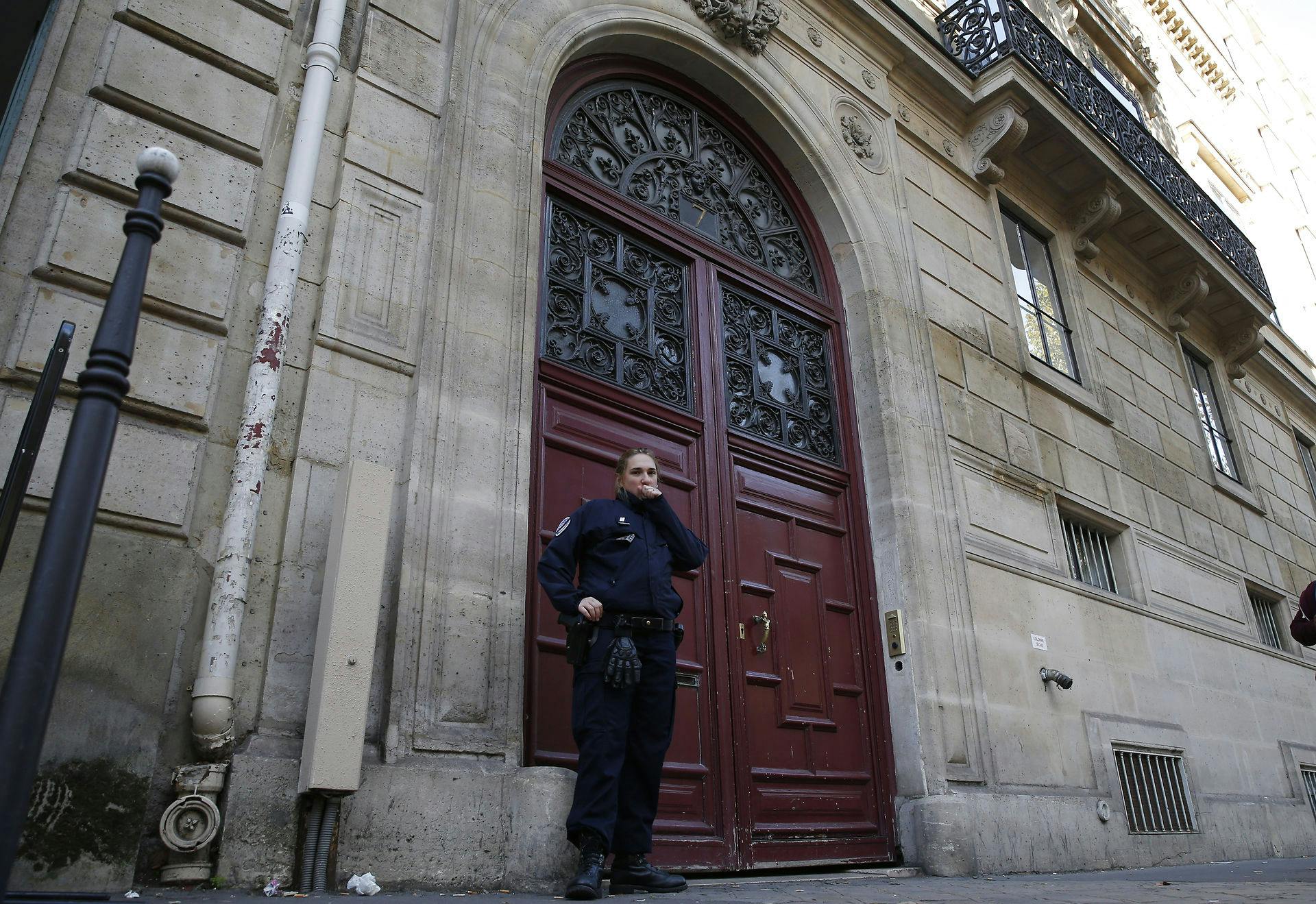 Politiet stod vagt foran det store luksushotel i Paris, efter Kim Kardashian blev røvet den 3. oktober 2016.
