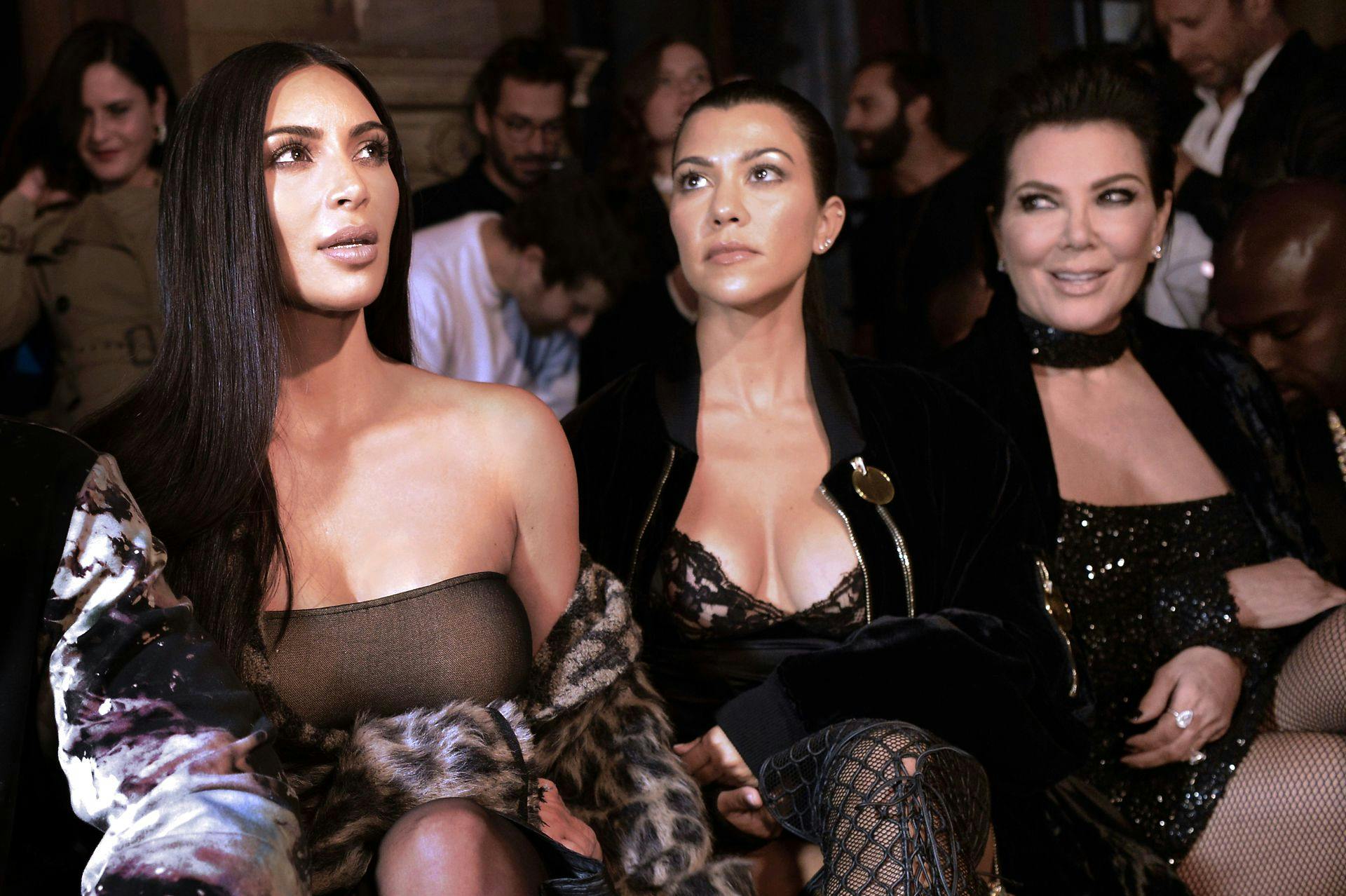 Kim Kardashian (tv.) med Kourtney Kardashian og Kris Jenner (th.) under modeugen i Paris. Dette billede blev taget kort tid, inden Kim Kardashian blev røvet på sit hotelværelse.
