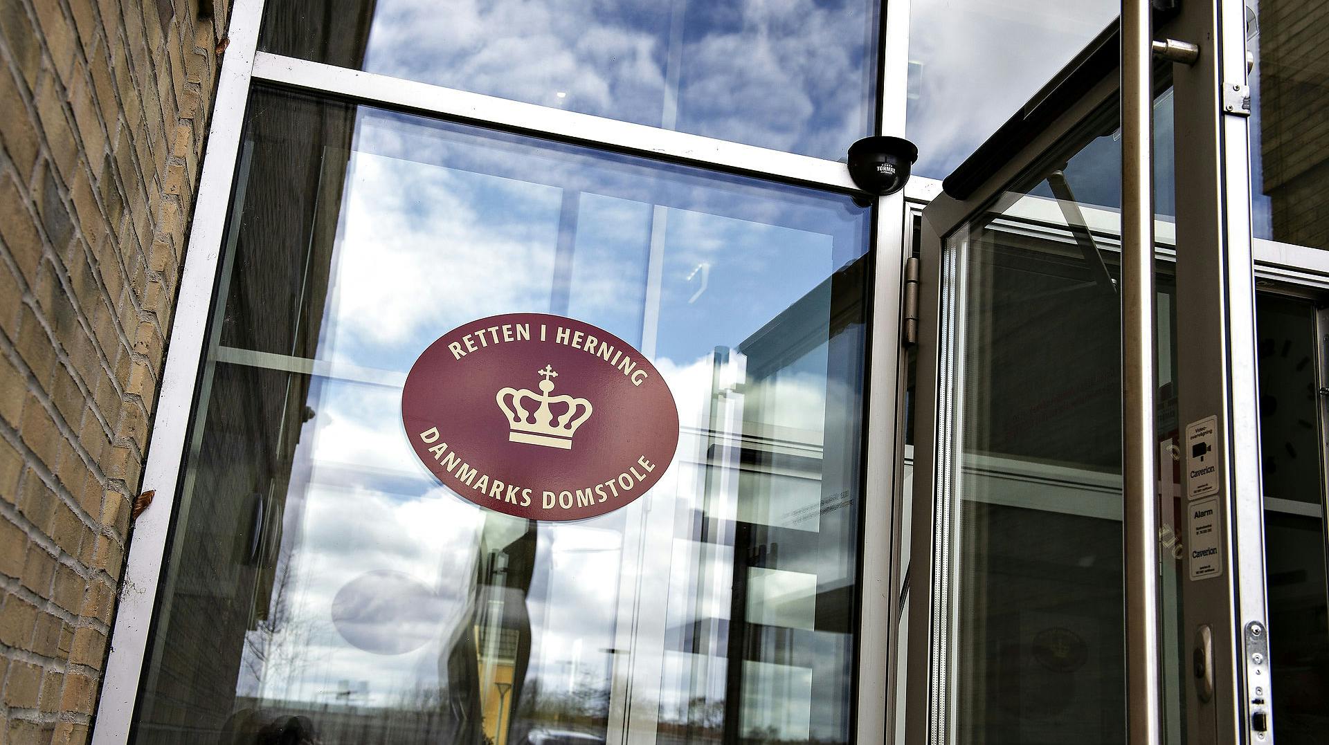 En 58-årig dagsplejer sidder ved Retten i Herning tiltalt for at have slået en 15 måneder gammel baby ihjel.