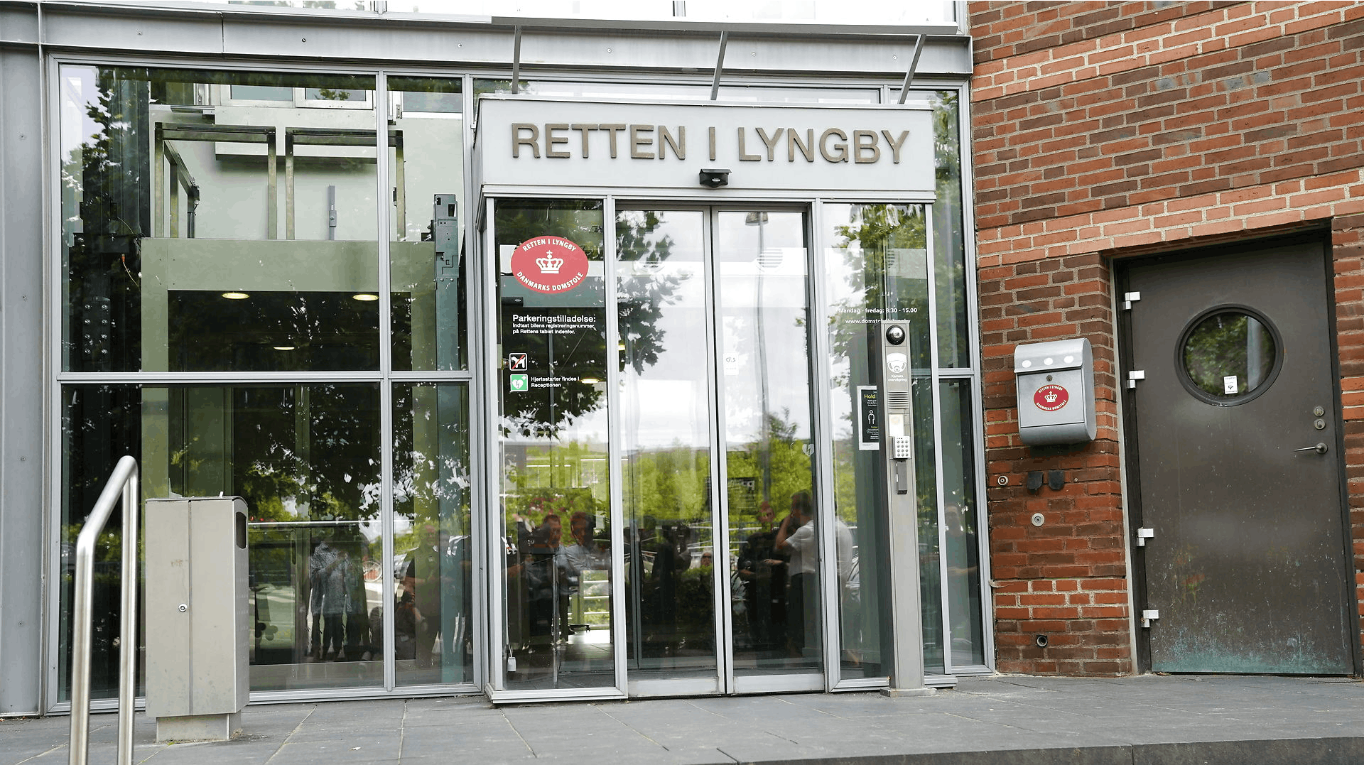 Det er meget voldsomme anklager, som en far bliver beskyldt for ved Retten i Lyngby. Politiet mener, at faren igennem en længere årrække har udsat sine døtre for talrige og rutinemæssige seksuelle overgreb.