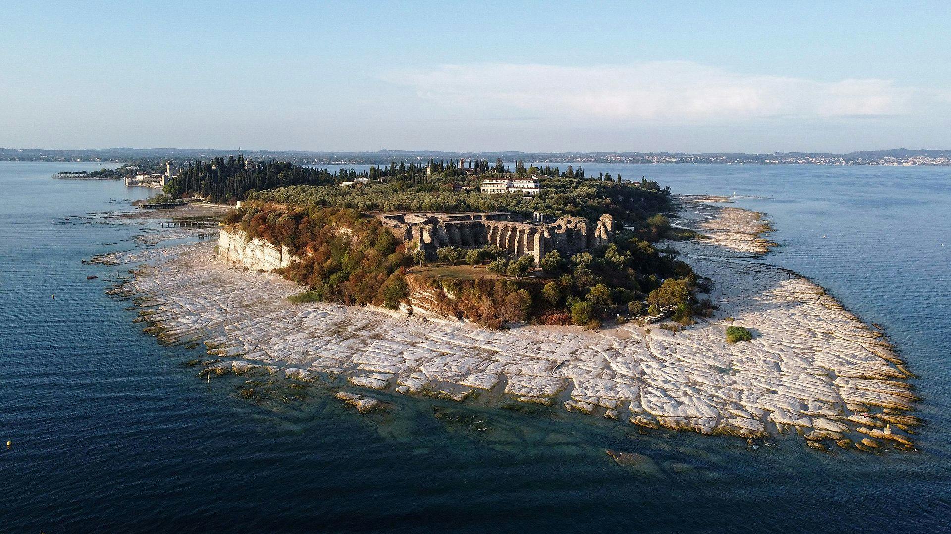 Det er tydeligt, hvor meget vandet er faldet ved Gardasøen.