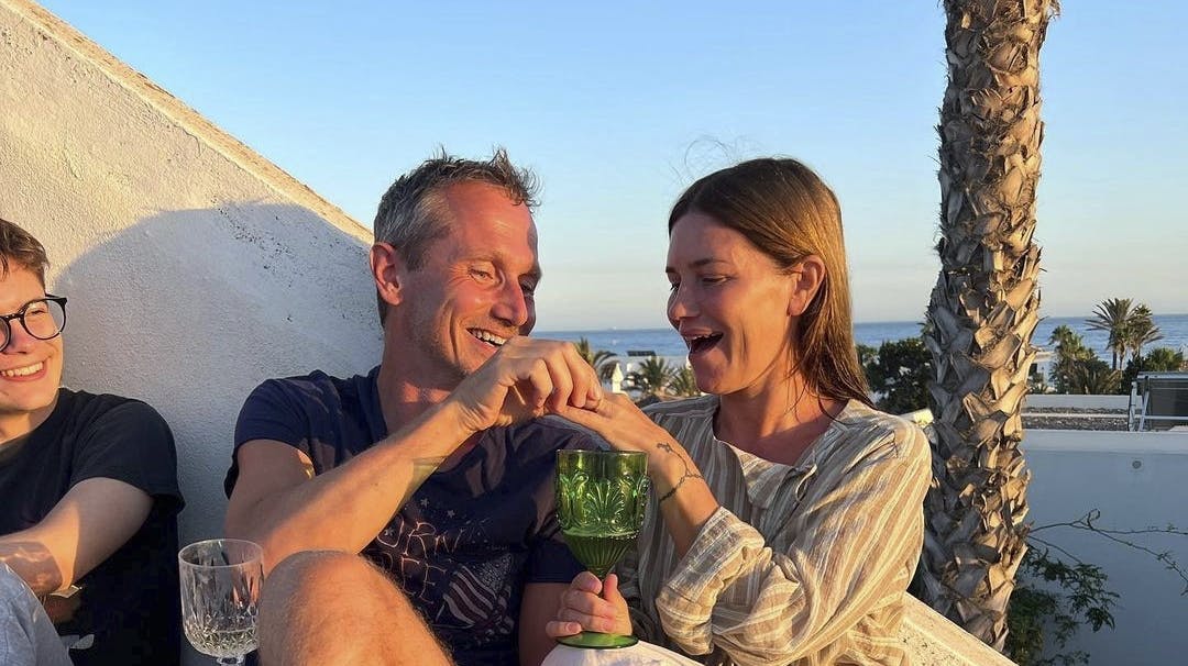 Mere romantisk bliver det ikke: Kristian Jensen friede for nylig til Pernille på parrets sommerferie i Grækenland.