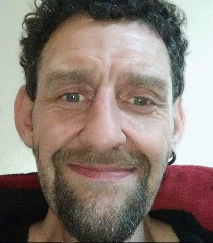
Flemming ser ud som på billedet og er ca. 179 cm høj, slank af bygning og han har kort mørkt hår og blå/grå øjne. Han har været forsvundet siden 10. august, hvor han sidst blev set i Fredericias centrum.