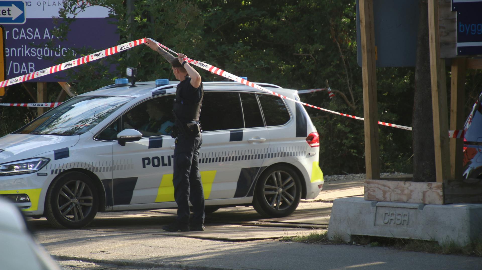 Politiet var tirsdag morgen massivt til stede på en byggeplads i Valby, hvor der var opstået slagsmål mellem håndværkerne på pladsen.