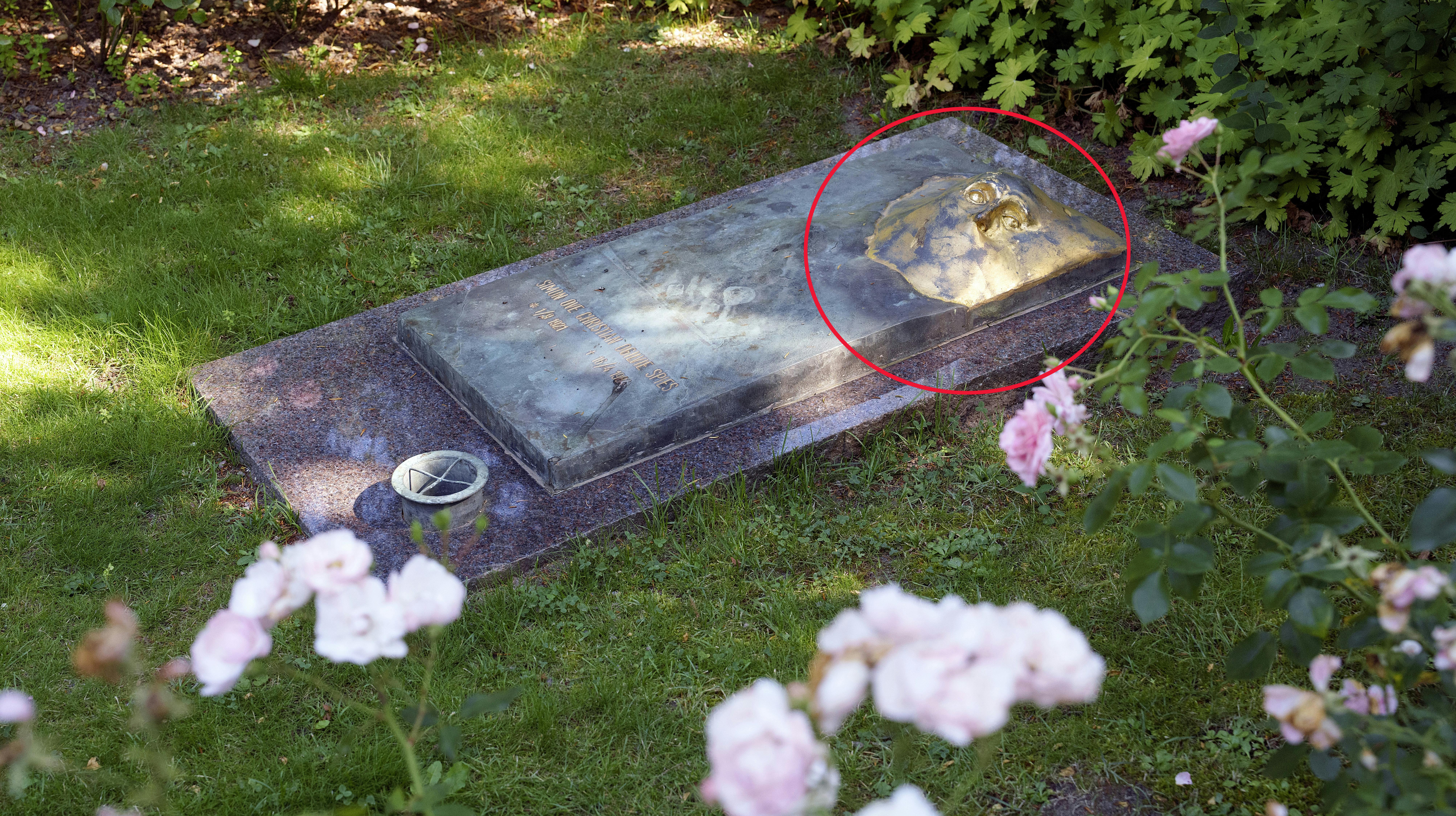Simon Spies er stedt til hvile på Hørsholm Kirkegaard, hvor et bronzerelief af hans ansigt titter op af gravstenen. nbsp;