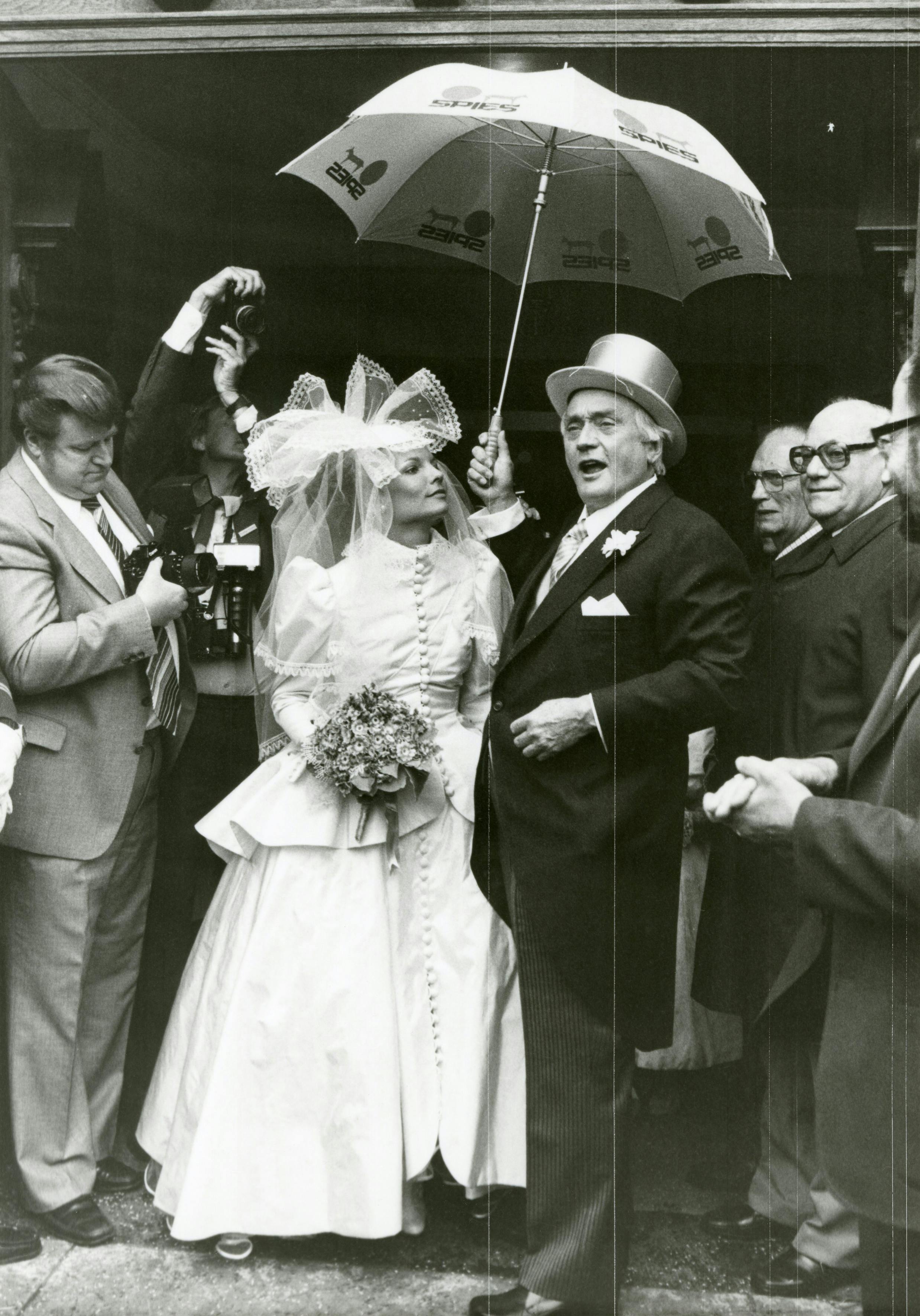 Rejsekongen Simon Spies gifter sig med den unge Janni Brodersen den 11. maj 1983 i Holmens Kirke i København.