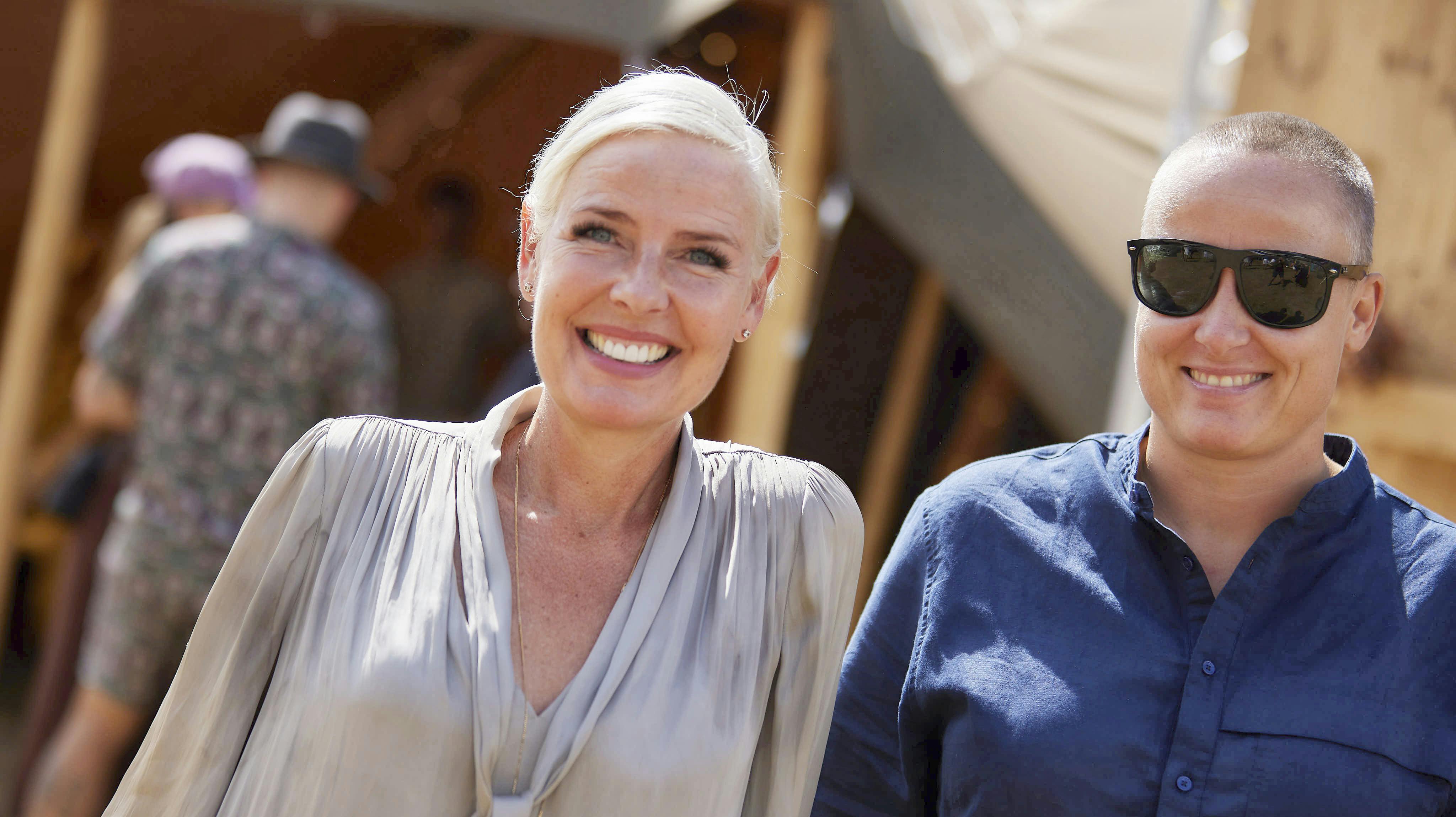 Tina Bilsbo, 50, med sin nye kæreste, Marie Kronquist, 45, til fest i Stadils baghave.