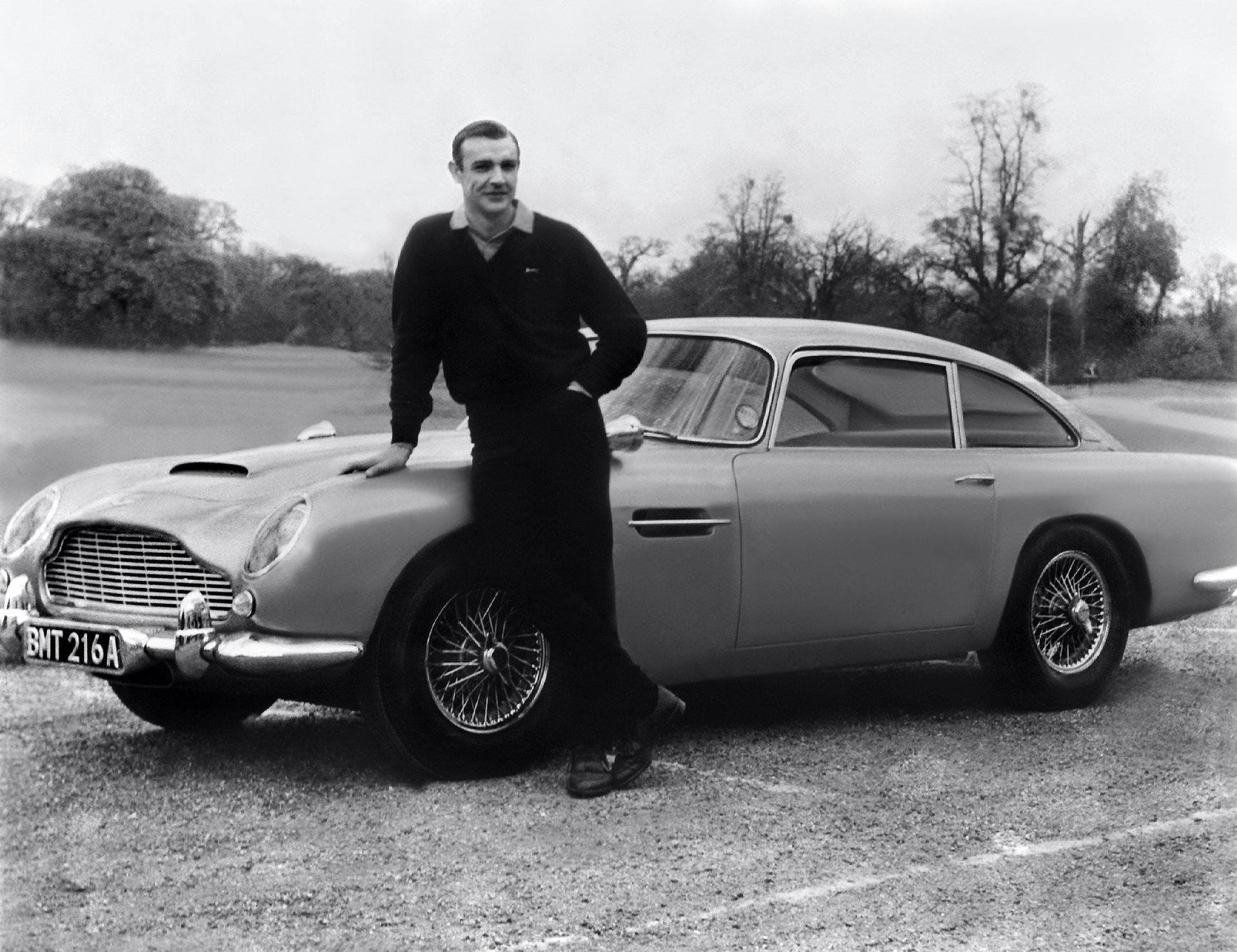 Sean Connery som James Bond i "Goldfinger" hvor han står med en Aston Martin DB5. Det er ikke denne bil, der er blevet solgt på auktion, men en magen til.