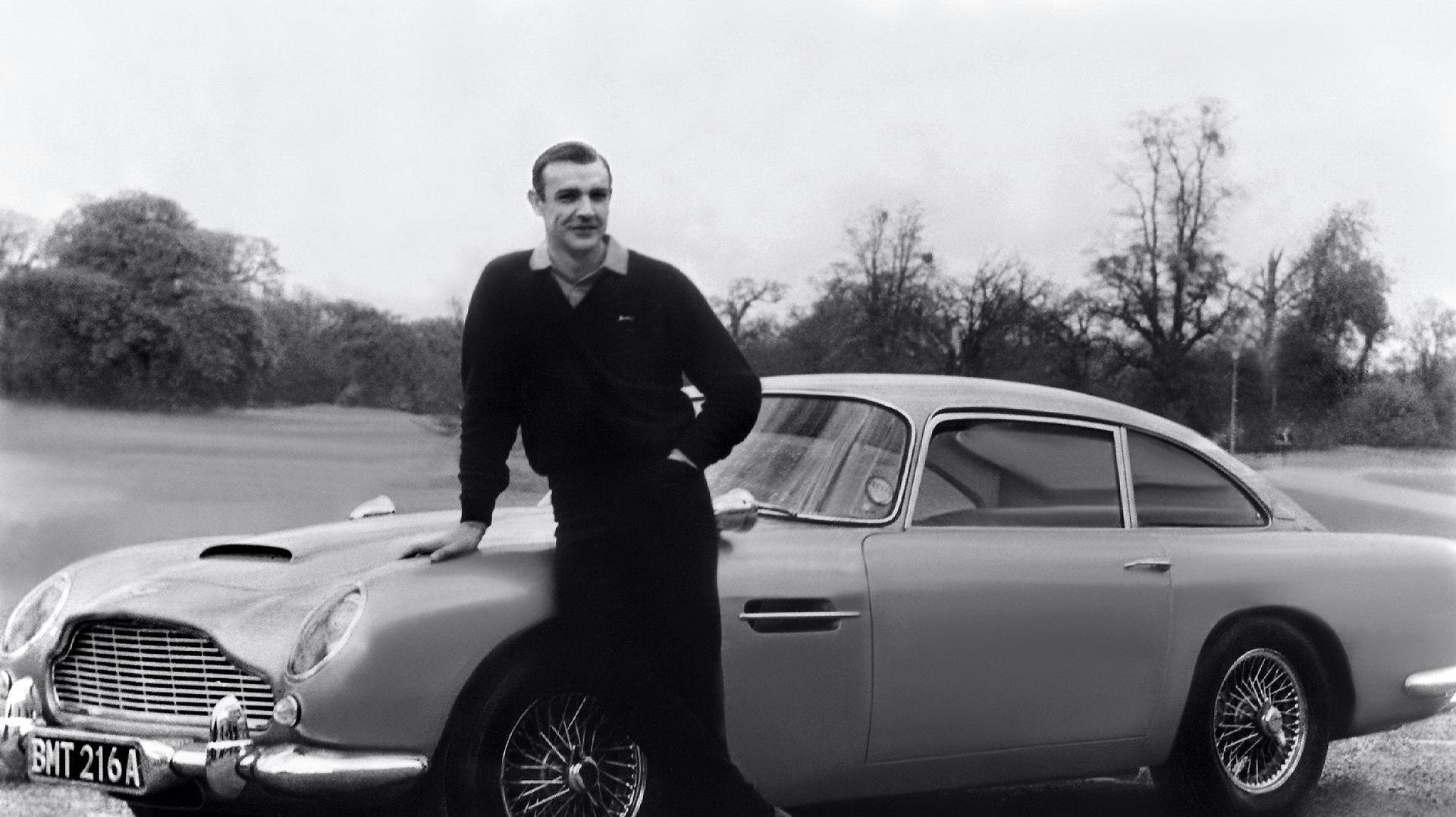 Sean Connery som James Bond i "Goldfinger" hvor han står med en Aston Martin DB5. Det er ikke denne bil, der er blevet solgt på auktion, men en magen til.