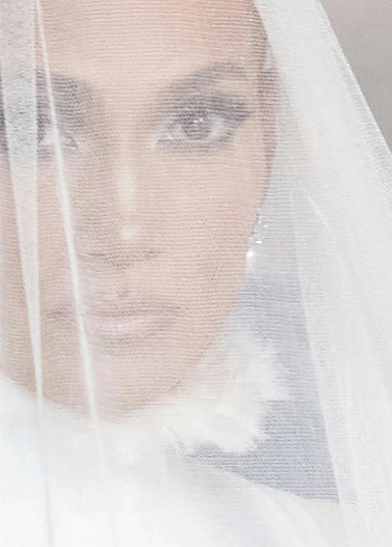 Jennifer Lopez viser nu bryllupskjolen frem. Hun og Ben Affleck blev lørdag gift for anden gang.