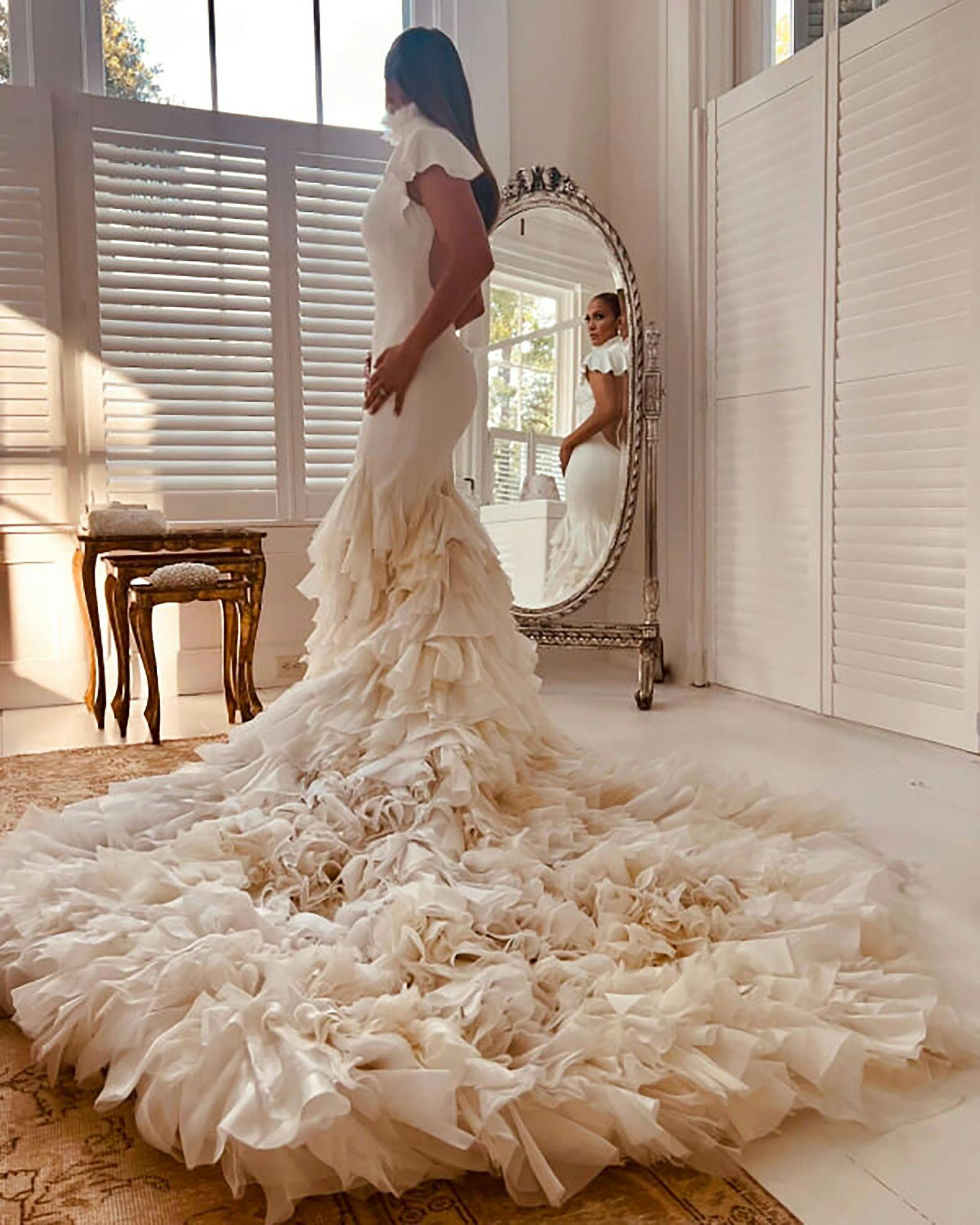 Jennifer Lopez viser nu bryllupskjolen frem. Hun og Ben Affkeck blev lørdag gift for anden gang.
