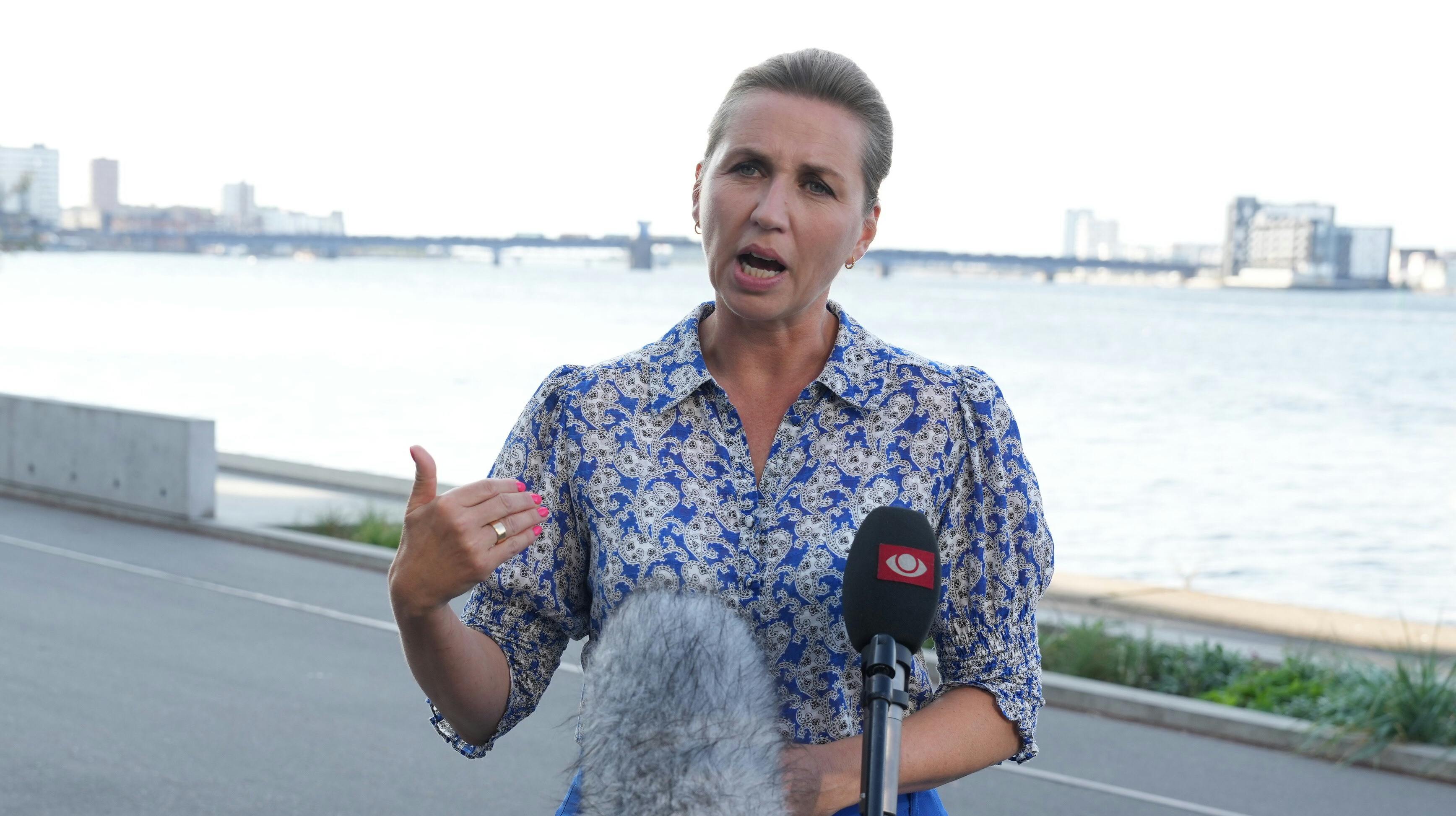 Mette Frederiksen reagerede efter tildelingen af advarslen på et kort pressemøde onsdag - her gjorde hun det klart, at hun stadig har tillid til Barbara Bertelsen