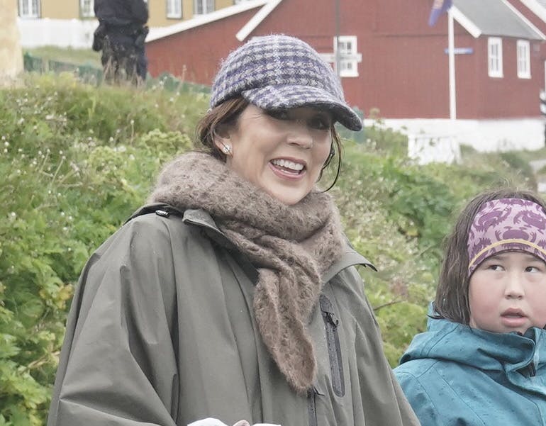 Mary er klædt på til det grønlandske sommervejr. 