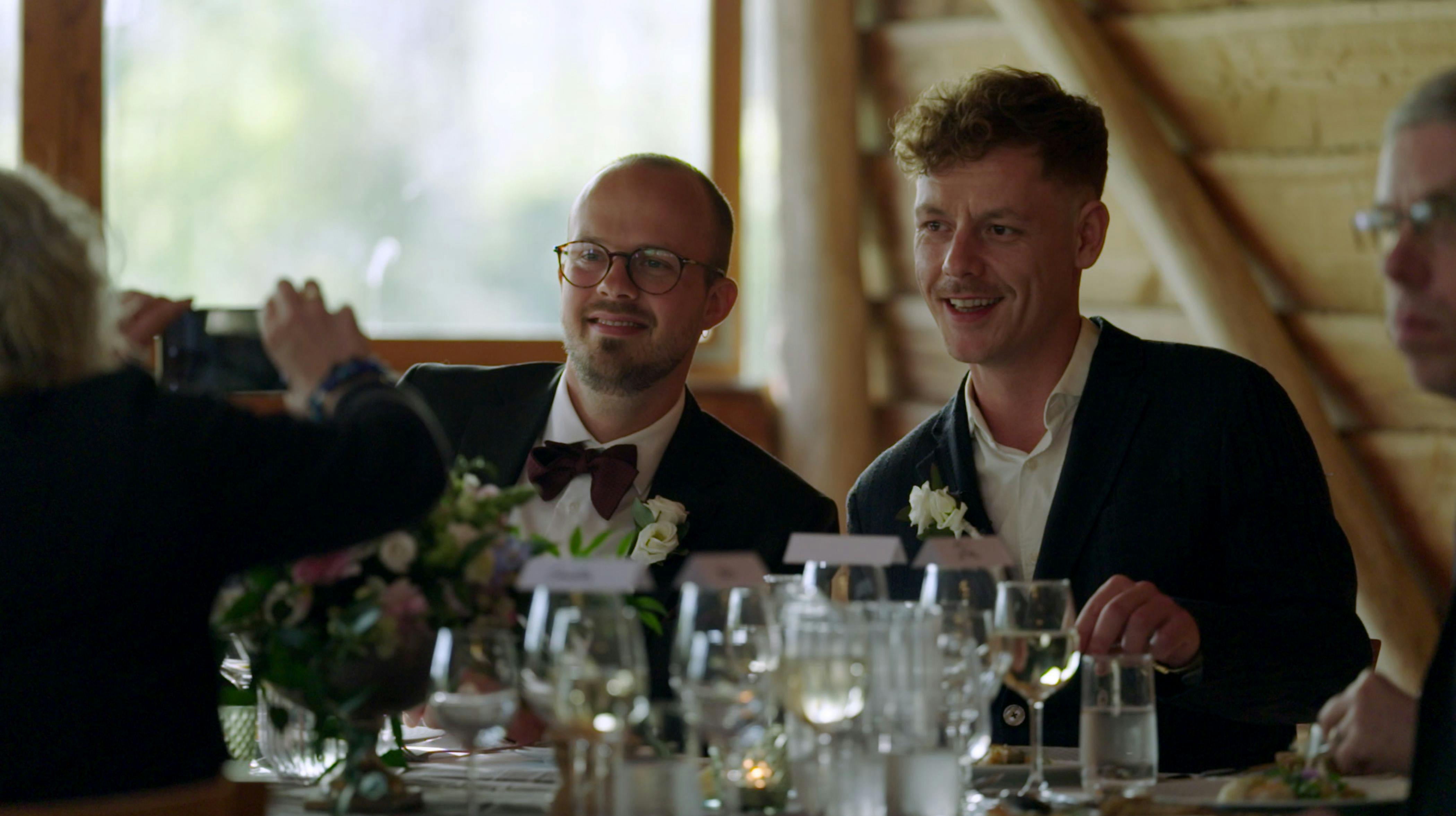 Sebastian Lundgreen Søvsø og Anders Reinholdt Jonssen til deres bryllup i "Gift ved første blik".