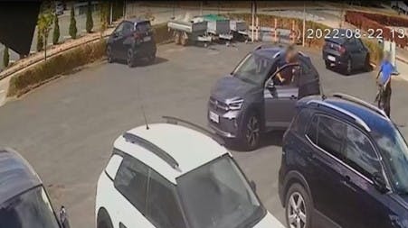 Politiet offentliggjorde blandt andet det her billede, hvor man kan se den 25-årige mand stige ud af sin bil. Politiet mistænker, at han kort tid efter kørte cyklisten ned og stak af fra stedet.
