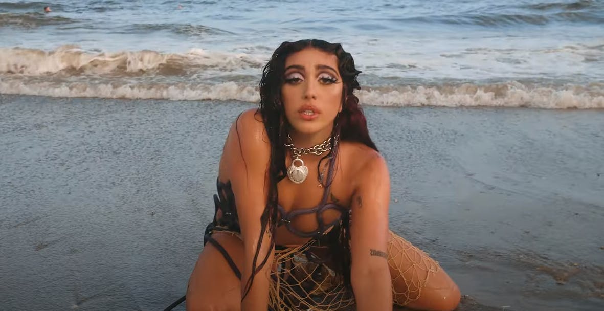 Lourdes har alligevel besluttet sig for at give musikken en chance - og nu er der også en tilhørende musikvideo
