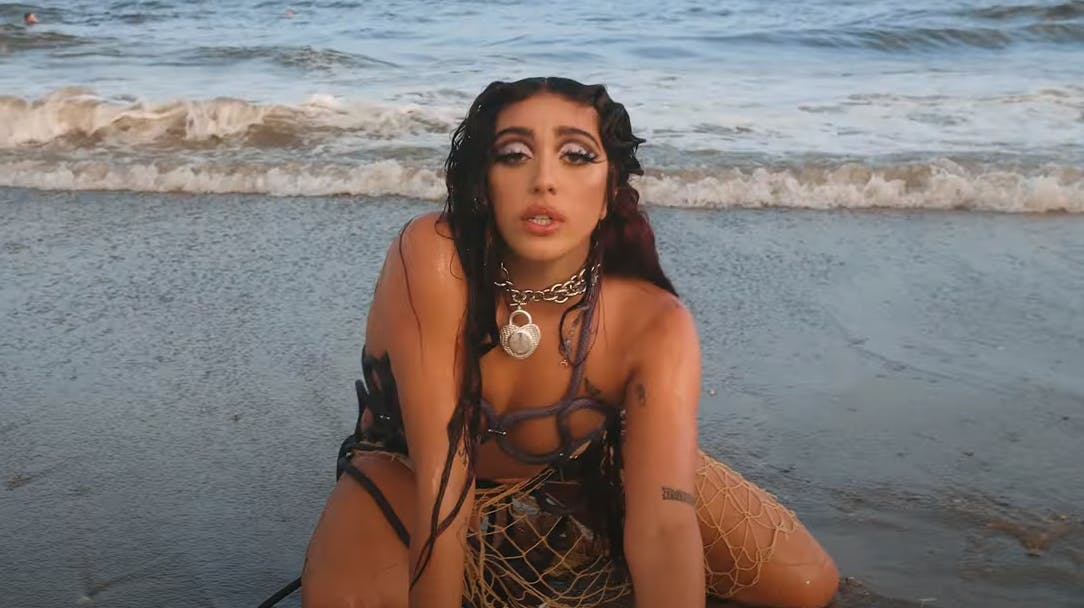 Lourdes har alligevel besluttet sig for at give musikken en chance - og nu er der også en tilhørende musikvideo