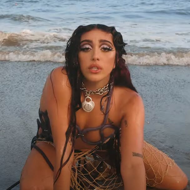 Lourdes har alligevel besluttet sig for at give musikken en chance - og nu er der også en tilhørende musikvideo