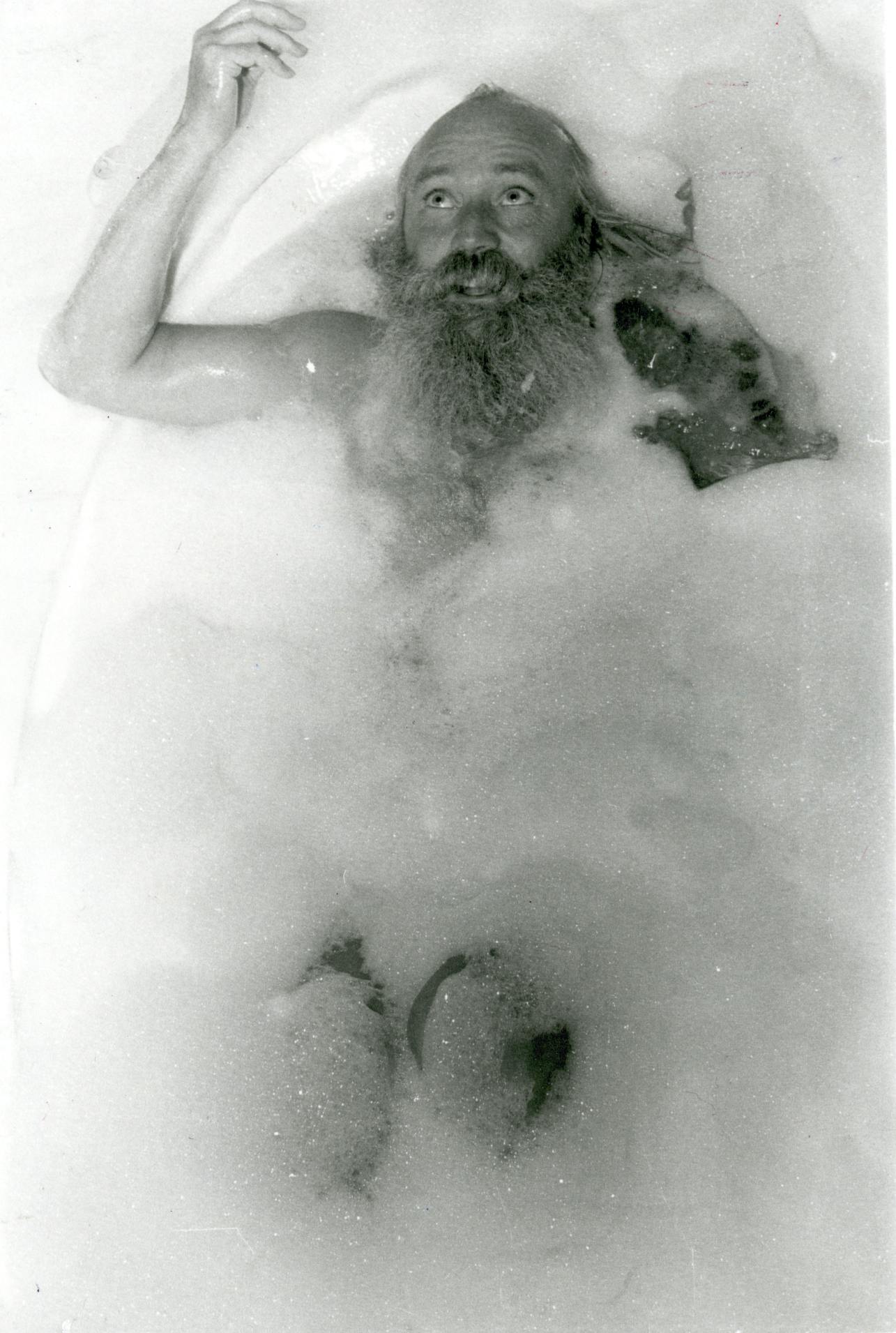 Udover at bage morgenbrød og stå kropsligt til rådighed, skulle morgenbolledamerne desuden gøre karbad klar til Simon Spies og vaske hans hår. 