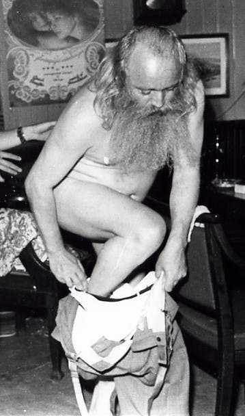 Simon Spies smed straks tøjet, da han fik øje på de nøgne piger på Husmanns Vinstue. Det endte med et sexorgie, som indehaveren forsøgte at stoppe ved at hælde kold vand på Simon og pigerne. 